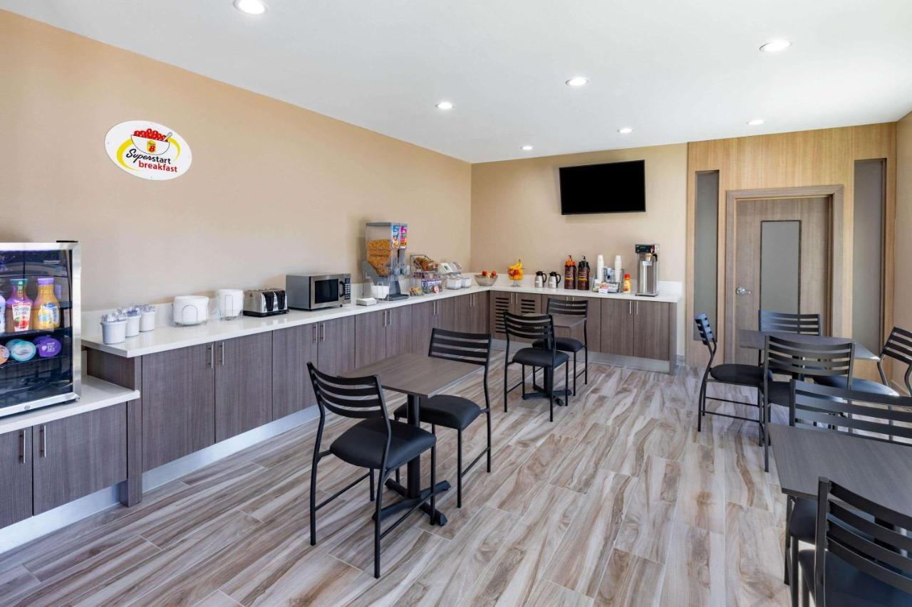 Super 8 By Wyndham Houston Nw Beltway 8-West Rd Hotel Bagian luar foto
